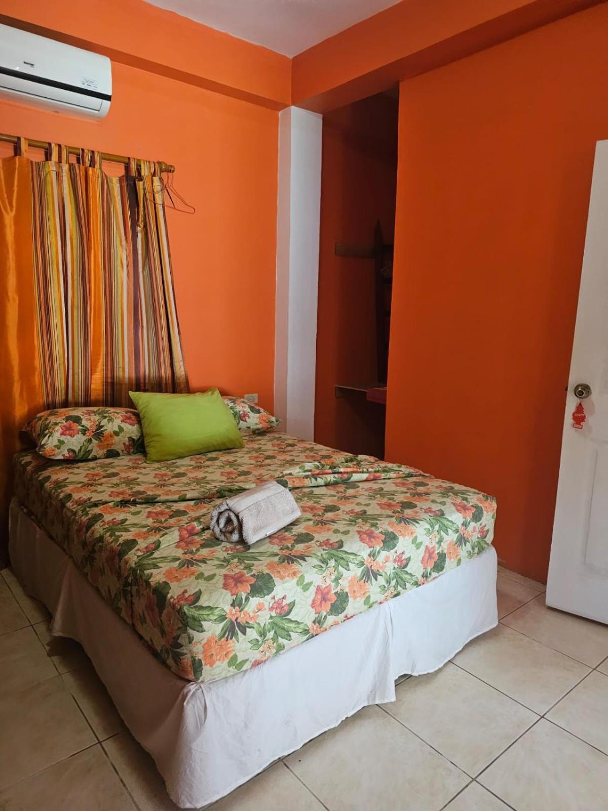 Fish Tobago Guesthouse Or Joy And Brandon Guesthouse Buccoo Номер фото